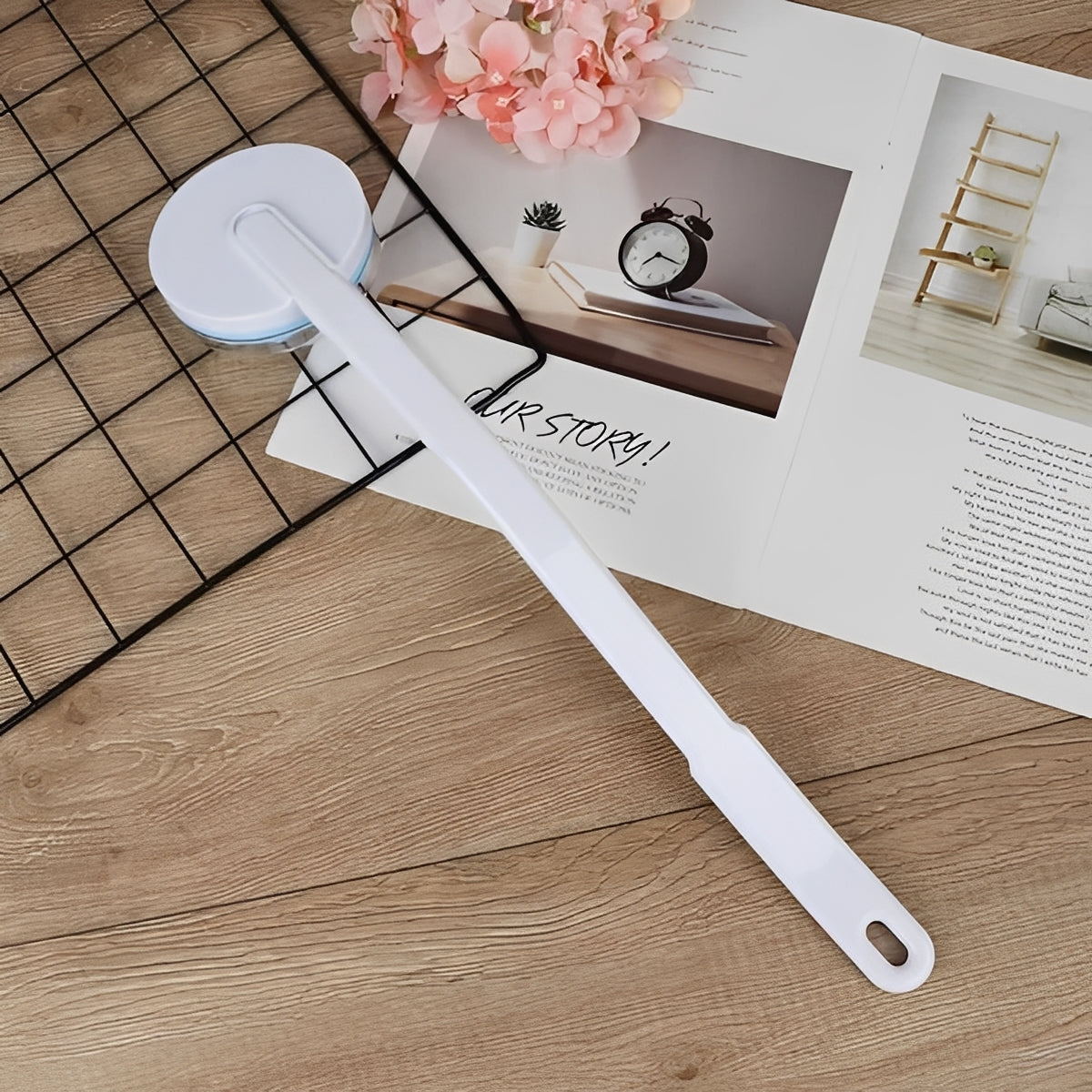 Adjustable Lotion Roller with Extendable Handle and Detachable Refillable Head